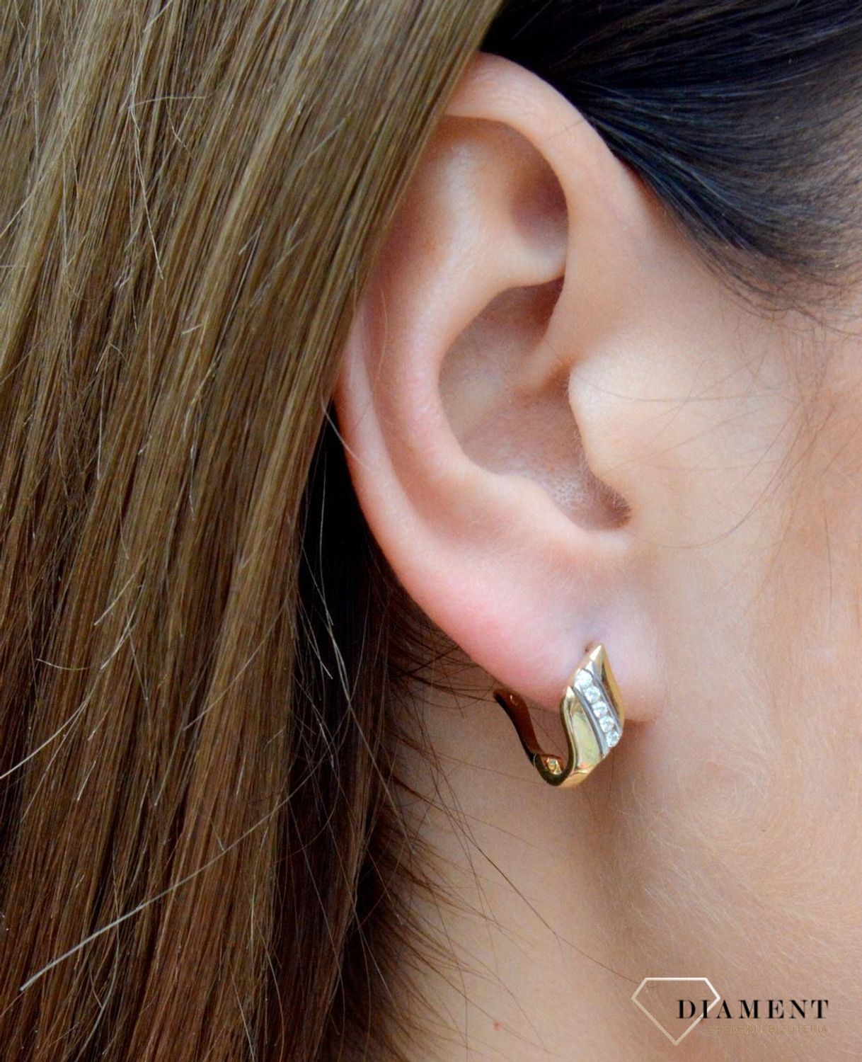 Złote kolczyki 333 ozdobione błyszczącą cyrkonią KL 6532 333. Złote kolczyki 333 z błyszczącą cyrkonią. Złoto, to kruszec od wieków symbolizujący luksus, doskonałość i ponadczasowość. Kolczyki to dodatek idealny dla kobiet w k.jpg